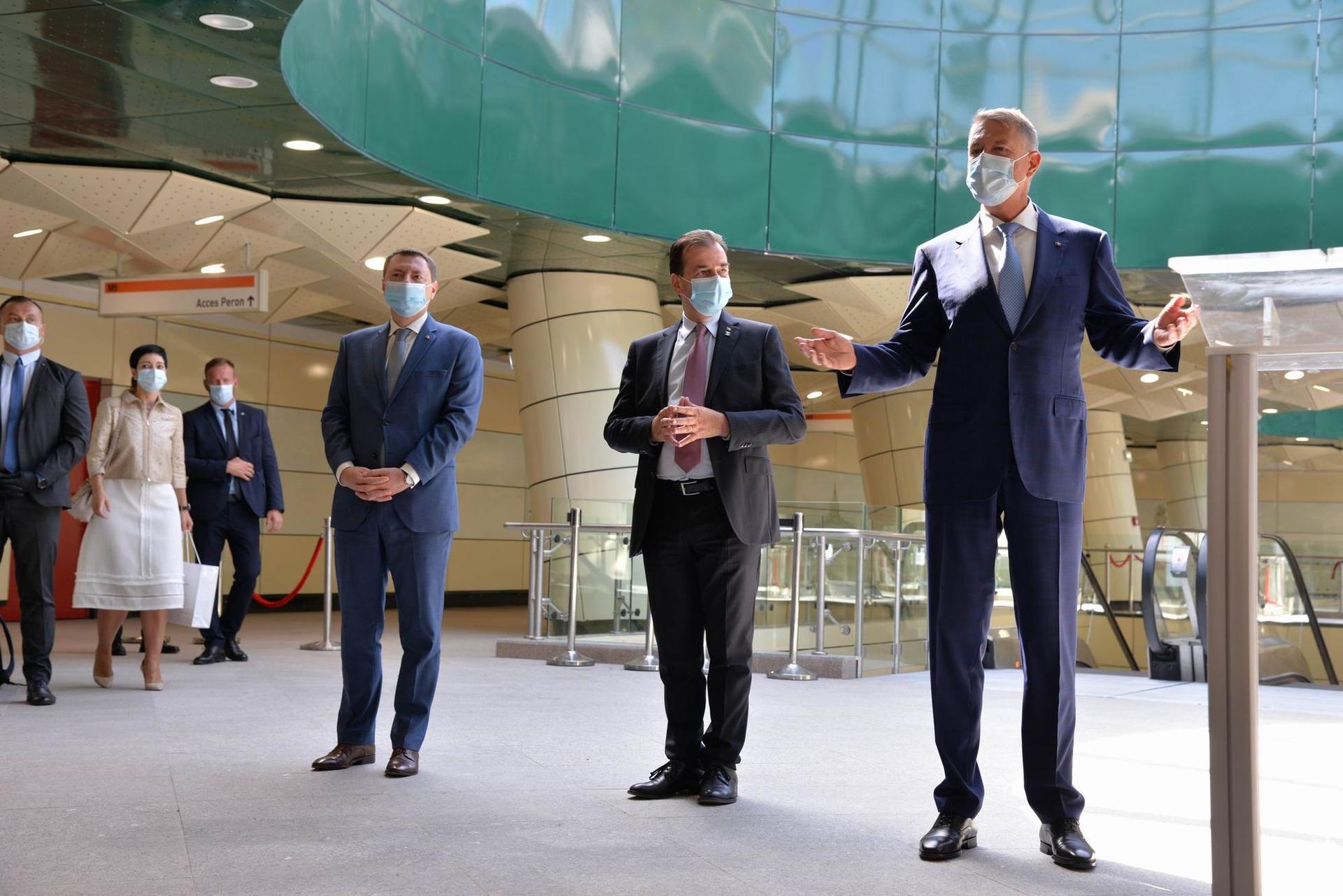 S-au mai întâmplat și minuni anul acesta, <a target="_blank" rel="noreferrer noopener" href="https://pressone.ro/mica-unire-cum-a-intrat-drumul-taberei-in-sfarsit-in-bucuresti" target="_blank">precum deschiderea noii magistrale de metrou din Drumul Tabere</a>i, București, prilej pentru un desant distanțat social cu politicieni. Foto Lucian Muntean