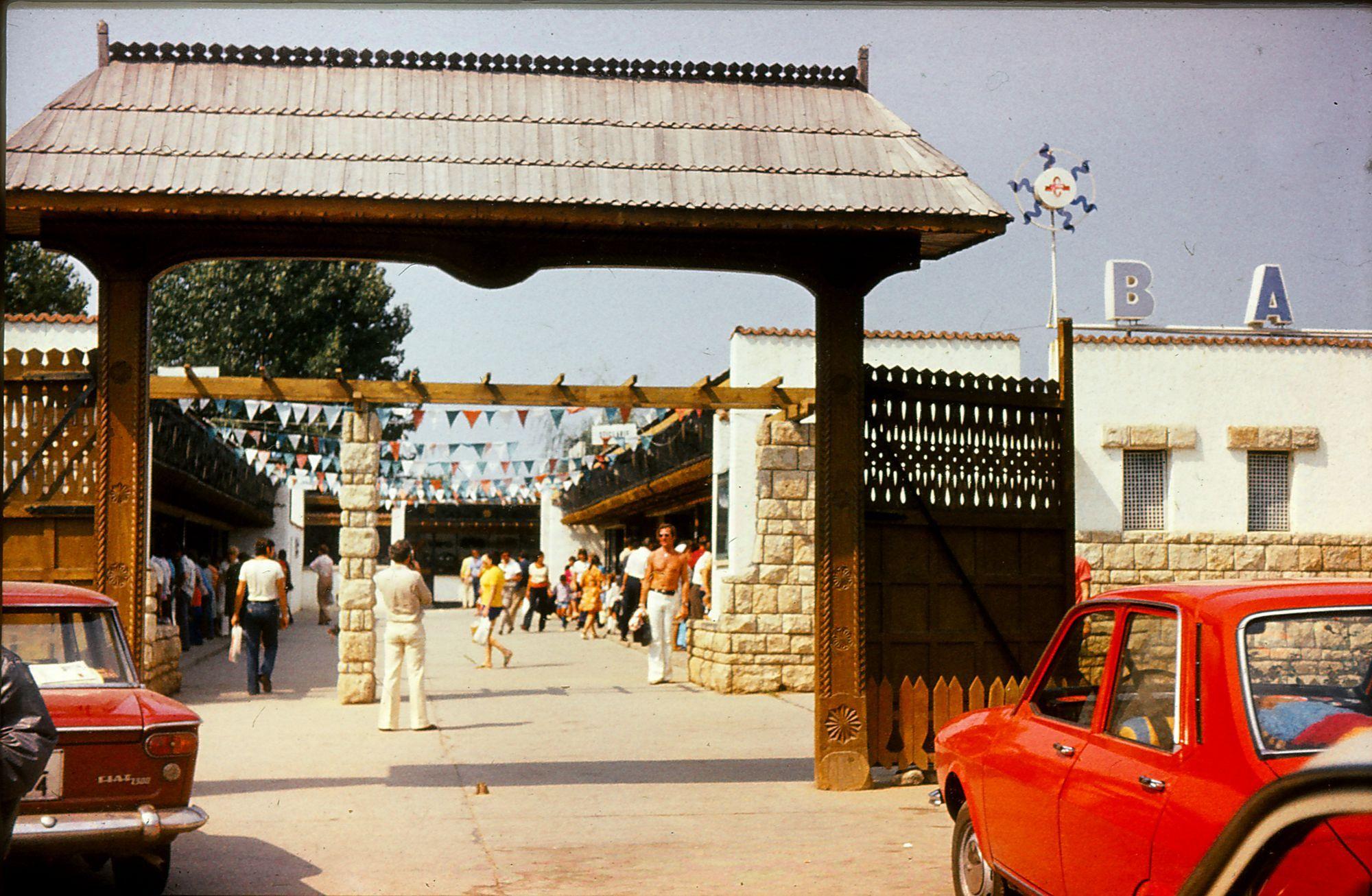 Bazarul de lângă complexul de tratament servea unui dublu scop: turiștii străini cumpărau artizanat românesc, iar românii obțineau marfă occidentală în parcare. Foto: Nicolae Mihălțianu, arhiva personală