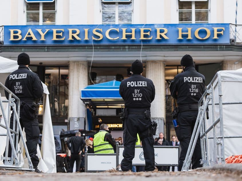 Locul principal de desfășurare a conferinței, Bayerischer Hof, cu securitatea obișnuită a poliției în timpul conferinței. Foto: Karl-Josef Hildenbrand/MSC/Karl-Josef Hildenbrand