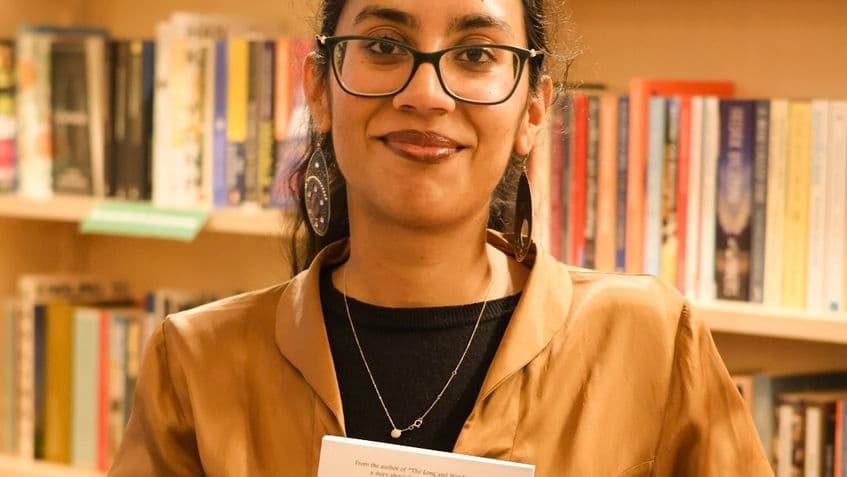 Faizah Muhammad a publicat romanul „Ceașca viselor frânte”, unde prezintă poveștile mai multor personaje pe fundalul sângeros al Revoluției din 1989, începută în Timișoara, orașul ei natal. Foto: arhivă personală