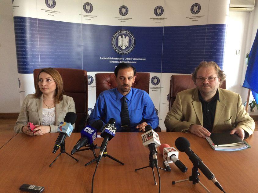 De la stânga la dreapta, istoricul Mia Jinga, Izidor Ruckel și directorul IICCMER, Radu Preda, la conferința de presă organizată pentru a anunţa depunerea plângerii penale. Foto: Lucian Muntean