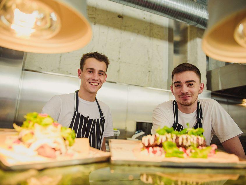 Doug Faulkner și James Dermody s-au mutat din Londra la București pentru a găti kebab gourmet. Foto: Ioana Epure.