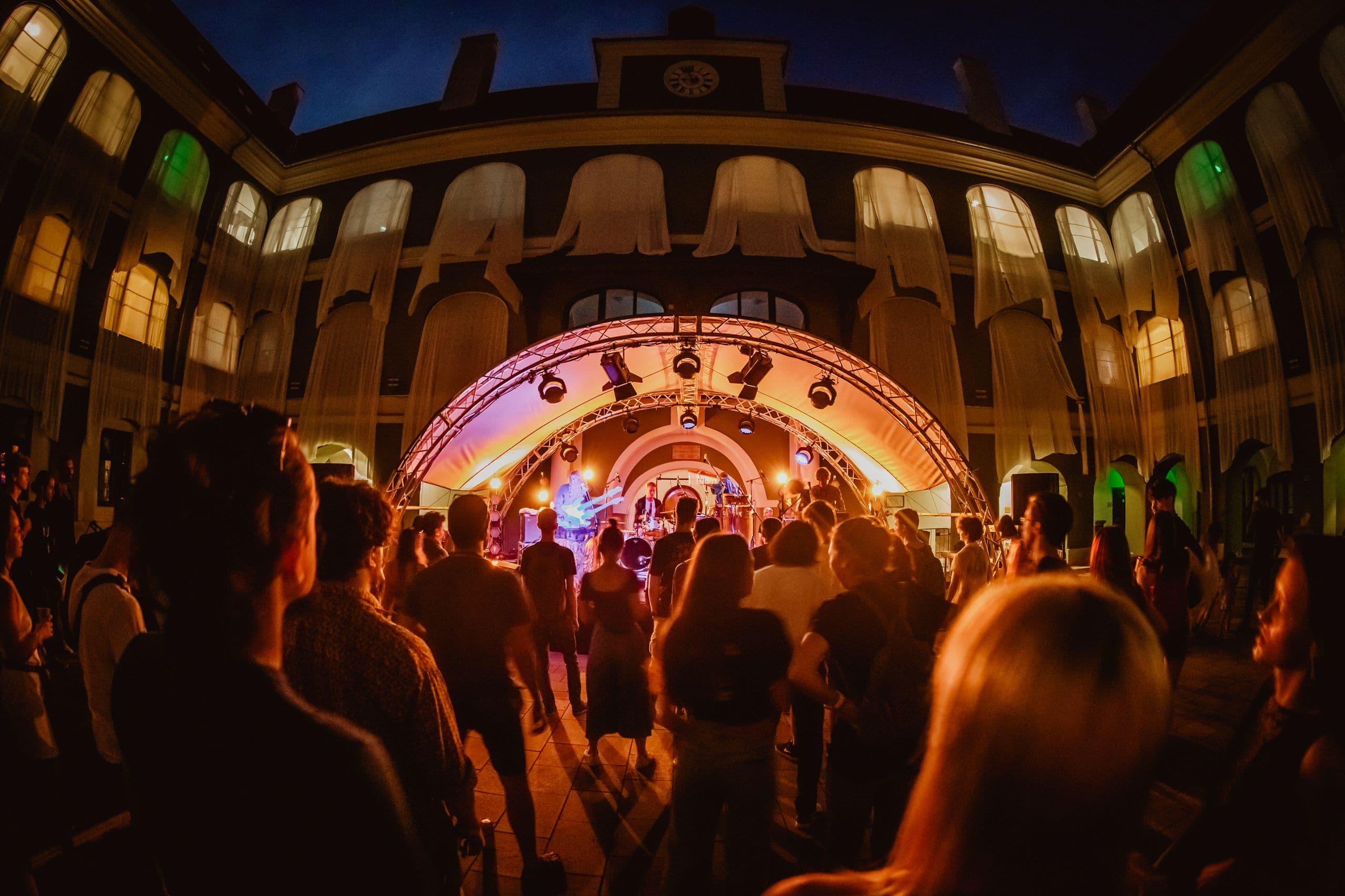 Scenă din curtea Liceului Teologic Reformat din Cluj
