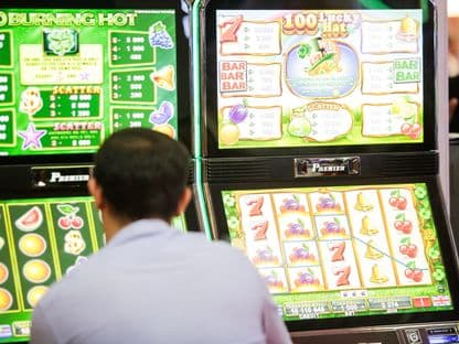 Frăția păcănelelor. Cum vrea deputatul Florin Roman să-i „salveze” pe tinerii dependenți de jocurile de noroc