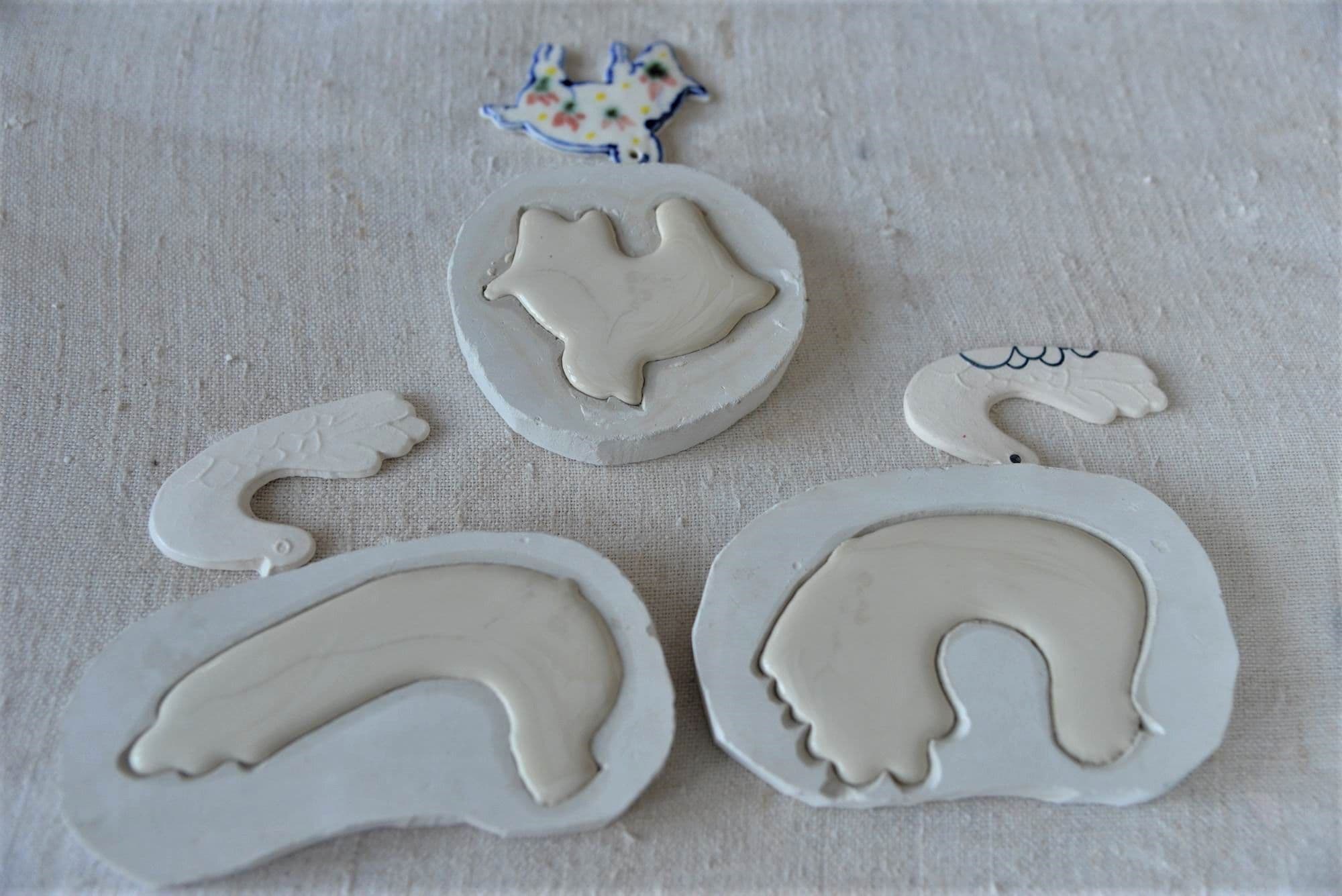 Mărțișoare din porțelan create de artistul ceramist Marius Stanciu. Foto Lucian Muntean