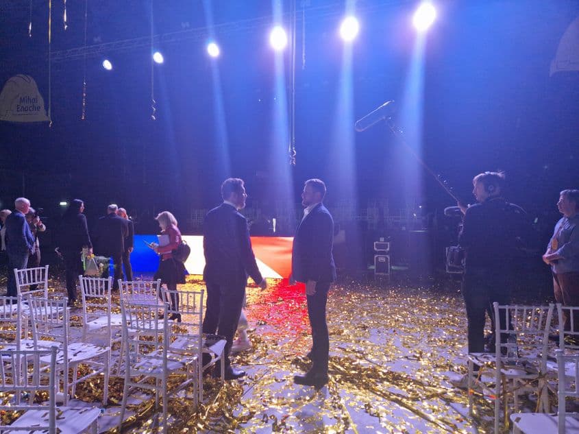 Senatorul Claudiu Târziu este intervievat de presa partidului. Foto: Răzvan Filip