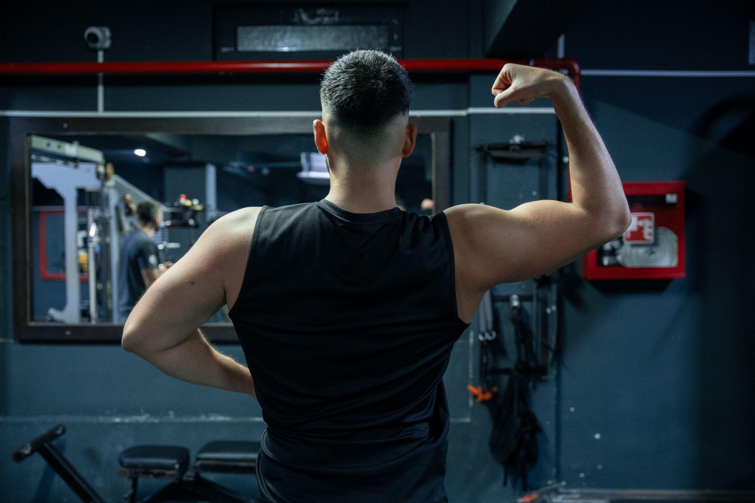 Foto: Daria Gizdavu. M pozează în oglindă.