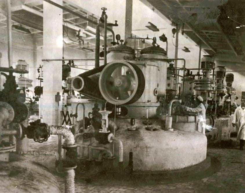 Imagine din 1955 de la fabrica Antibiotice Iaşi. Sursa: Fototeca online a comunismului românesc (cota 198/1955)