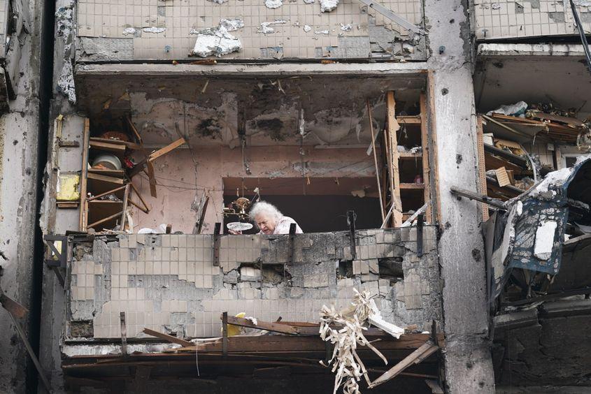O femeie în vârstă încearcă să strângă ce mai poate din apartamentul său bombardat de forțele rusești. Kiev, Ucraina. Foto: Wolfgang Schwan - Anadolu Agency