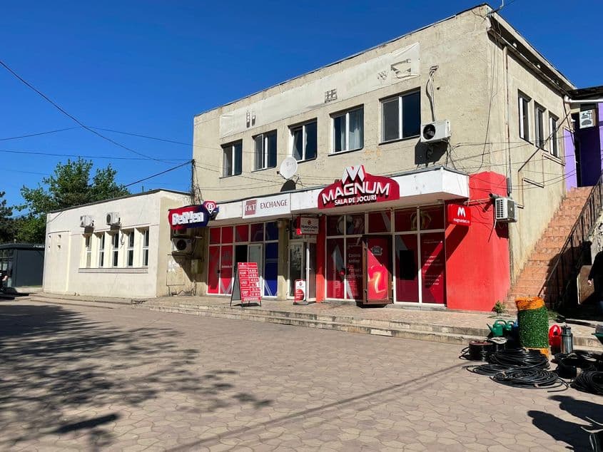 Videle are puțin peste 10 mii de locuitori, dar multe săli de păcănele. foto. PressOne