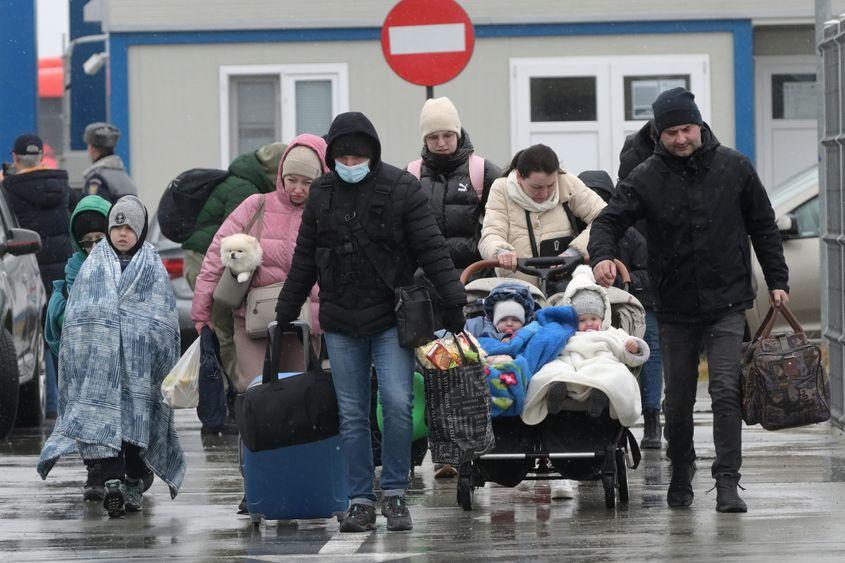 Isaccea, România. 2 martie 2022. Refugiații ucraineni merg pe jos din Ucraina până în Isaccea, România, după ce au trecut granița. Foto: ID 242552131 | Ukraine War © Laurentiu Iordache | Dreamstime.com