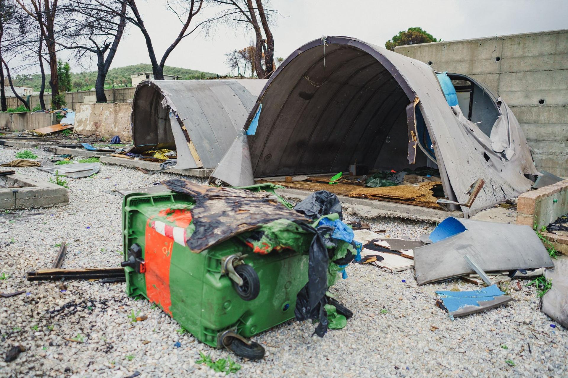 Uneori, ai impresia că mai sunt oameni care locuiesc aici