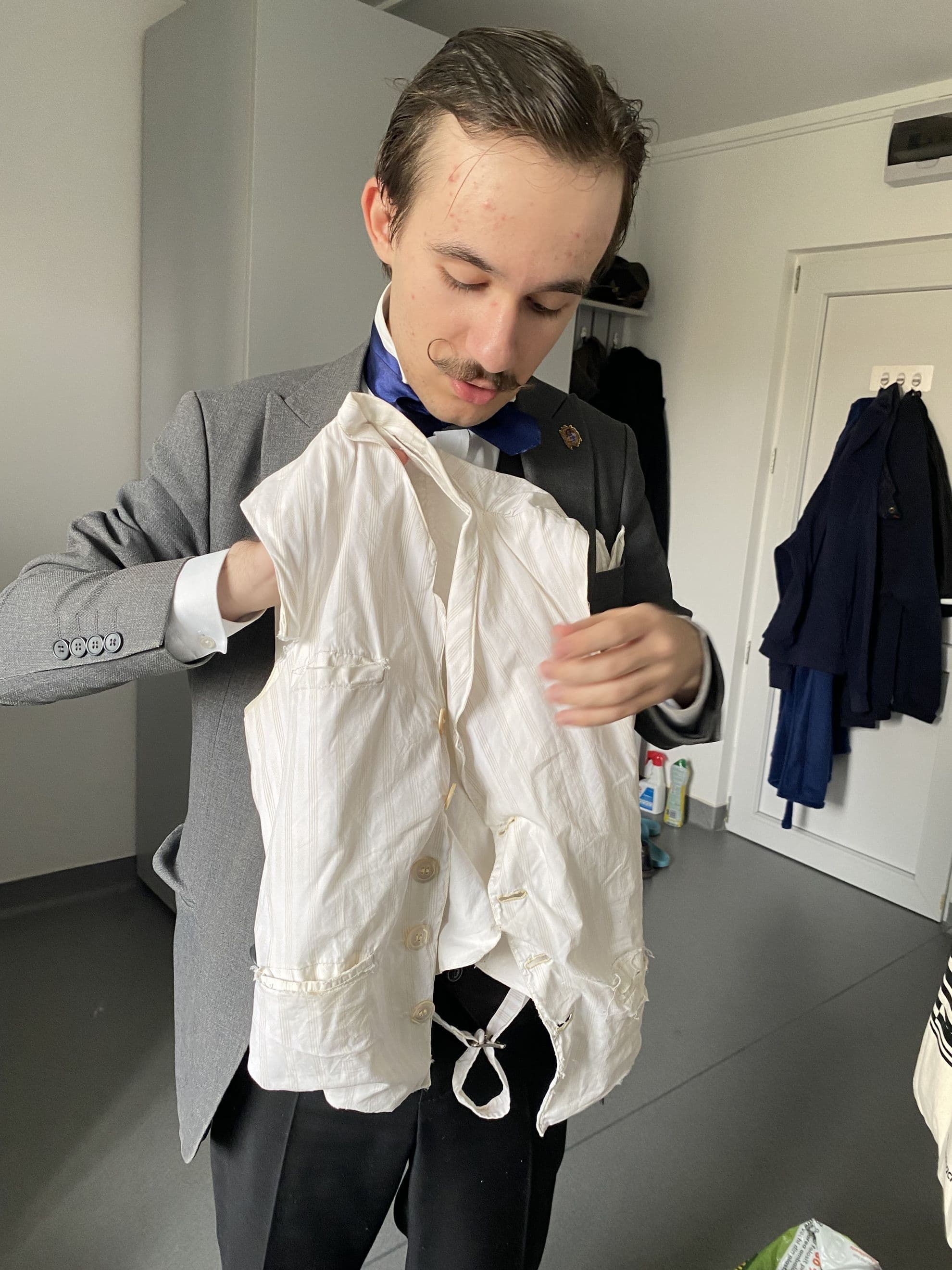 Mircea și-a cusut singur anumite piese de îmbrăcăminte. Foto: Luiza Popovici / PressOne