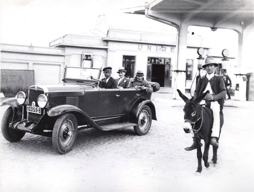 Diferențele dintre bogați și săraci nu mai sunt atât de accentuate, dar frustrarea de a nu ajunge rapid la o situație materială bună rămâne ridicată. Foto: Nicolae Ionescu. Sursa: Muzeul de fotografie