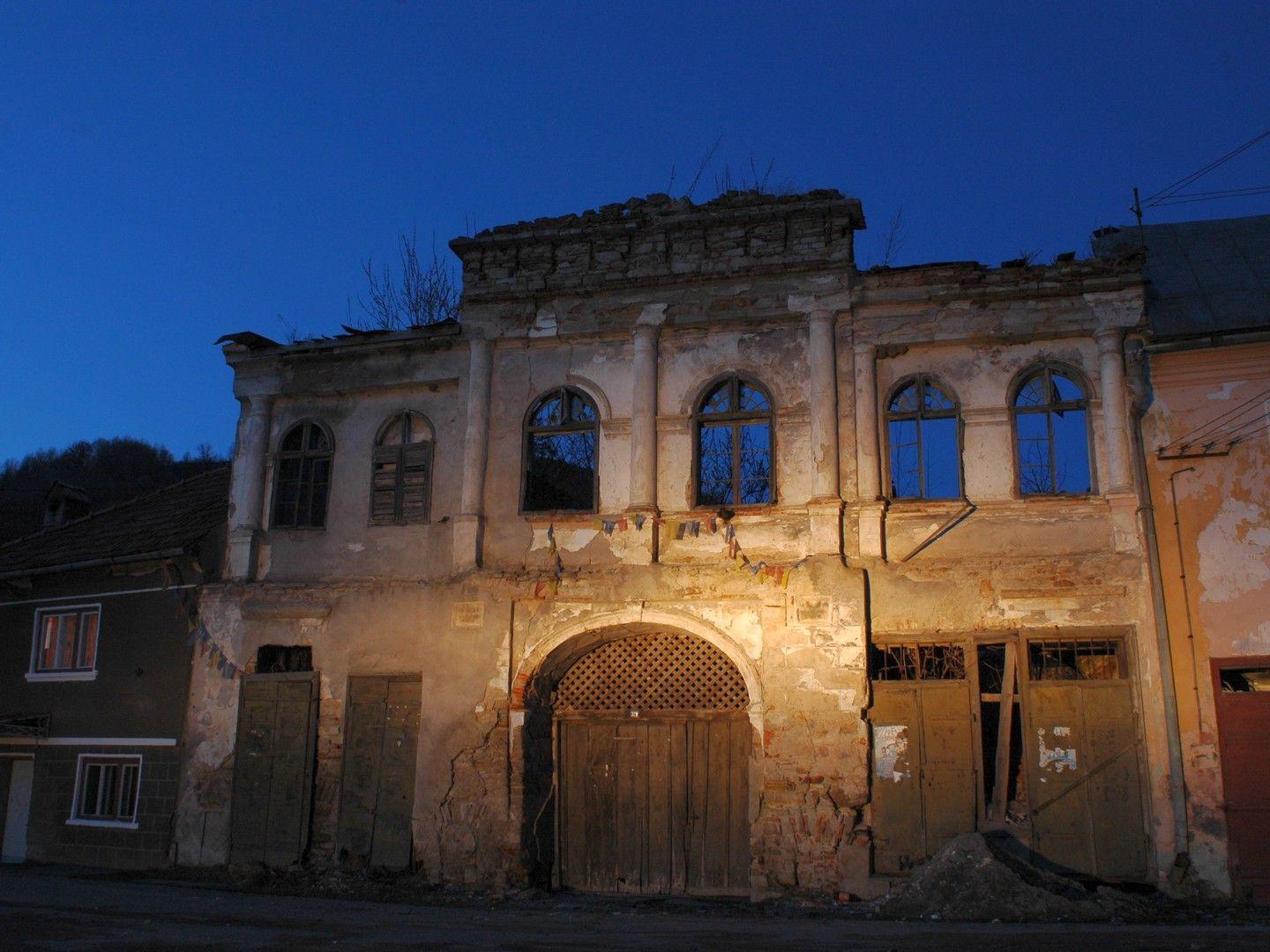 Casă în ruină din centru localității