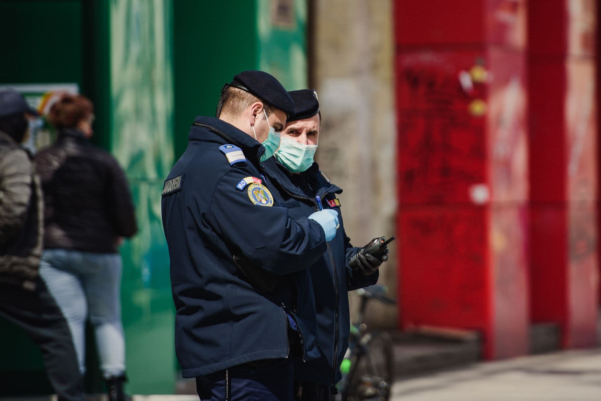 În Piața Unirii, jandarmii dau amenzi trecătorilor care nu au completat declarația pe proprie răspundere. Foto: Ioana Epure