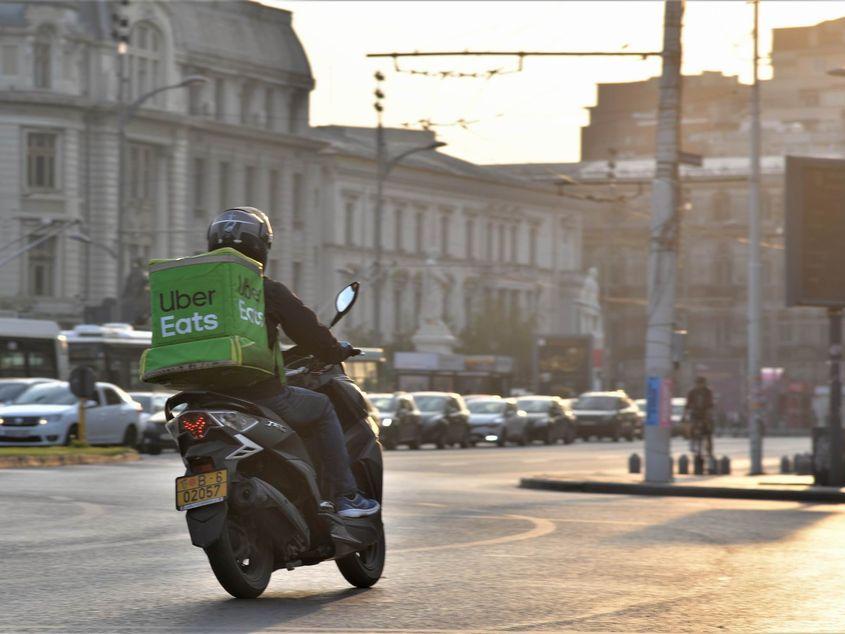 Orașele s-au umplut de curieri care livrează la domiciliu. Cu ce efect asupra noastră? Foto: Lucian Muntean