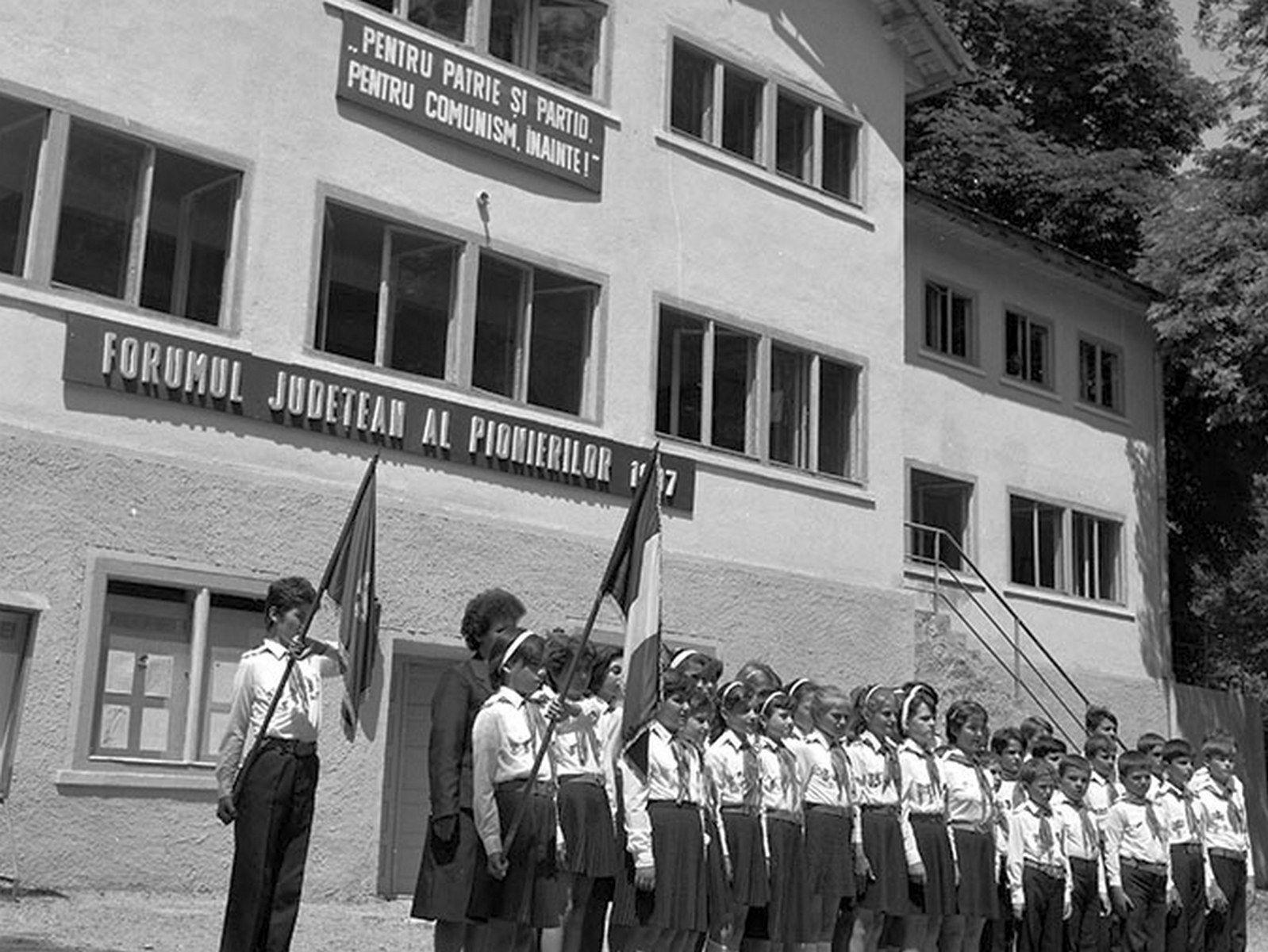 Început de tabără la Leghia cu steaguri și intonarea neapărată a imnului