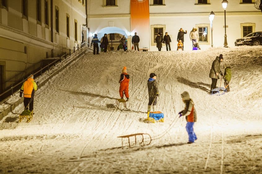 Pârtie de săniuș în interiorul Cetății Alba Iulia. Foto: Romulus Oprișcan (c)