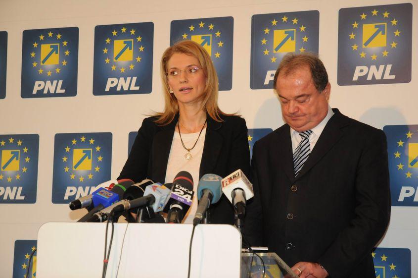 Alina Gorghiu și Vasile Blaga, într-o conferință de presă, la sediul PNL. Foto: Lucian Muntean