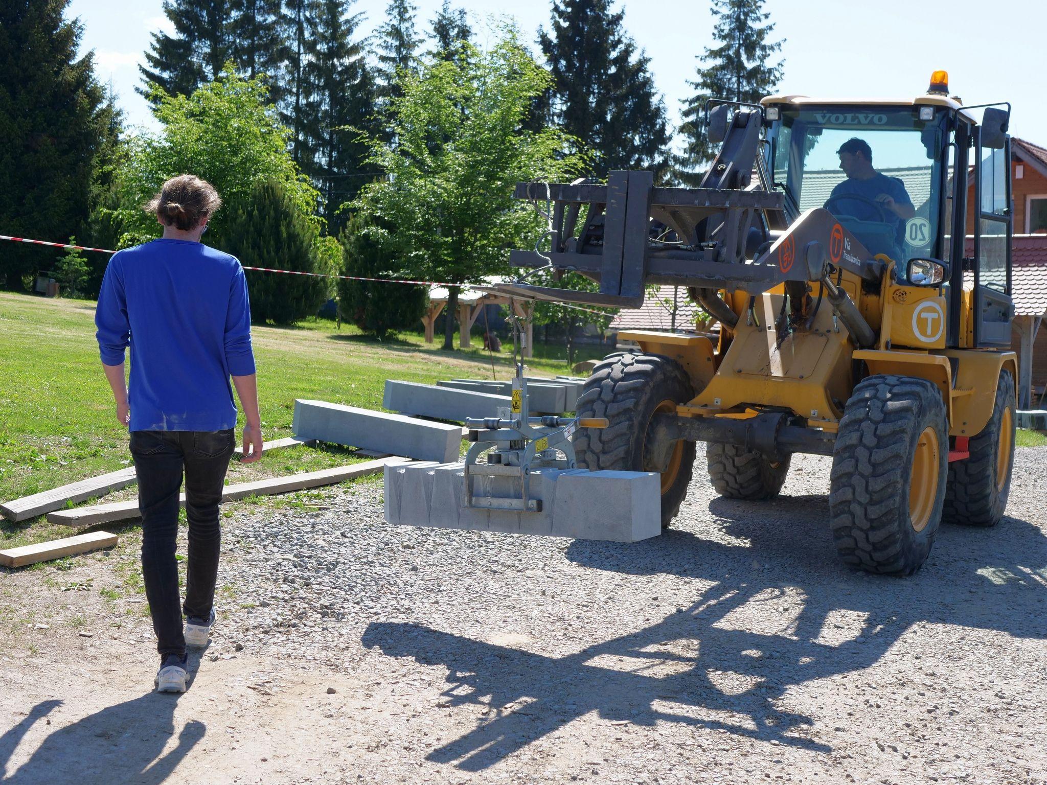 Nenea Vic mută bornele finalizate de Alex.