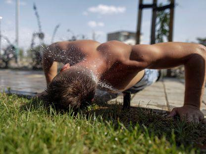 Știri din cealaltă Românie. Poștașii din Mureș aleargă, Avram Iancu face o dublă traversare a Canalului Mânecii, iar în Argeș salvamontiștii sunt chemați pentru că turiștii n-aveau haine de ploaie