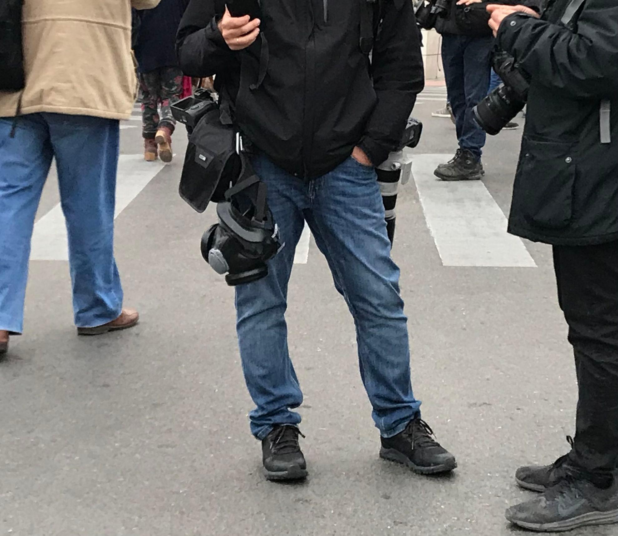 Masca de gaze și, în multe cazuri, casca - parte din echipamentul standard de protest al jurnaliștilor atenieni