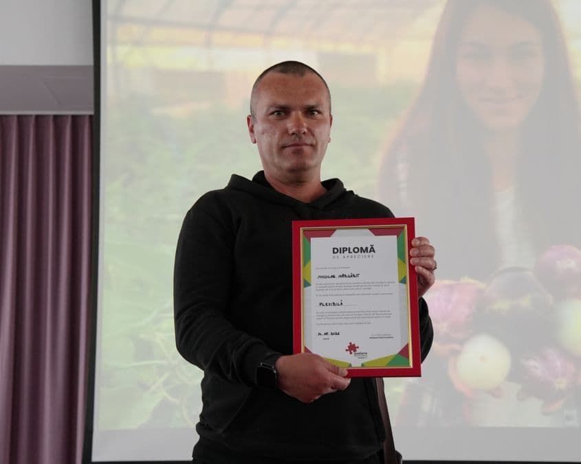 Marius Mărgărit, la un eveniment intern organizat de <a target="_blank" href="https://atelierefarafrontiere.ro/" data-type="URL" data-id="https://atelierefarafrontiere.ro/" target="_blank" rel="noreferrer noopener">Ateliere Fără Frontiere</a> în care a fost premiat pentru perseverența sa. Foto: Ateliere Fără Frontiere