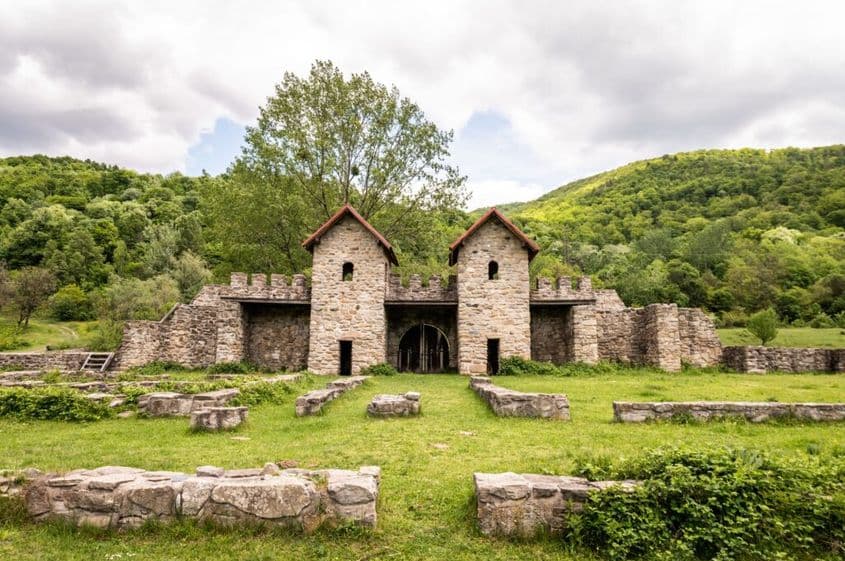 <strong>Castrul Roman Arutela, înainte de reabilitarea realizată de firma Euras SRL din Satu Mare. </strong><strong>FOTO: România atractivă</strong>