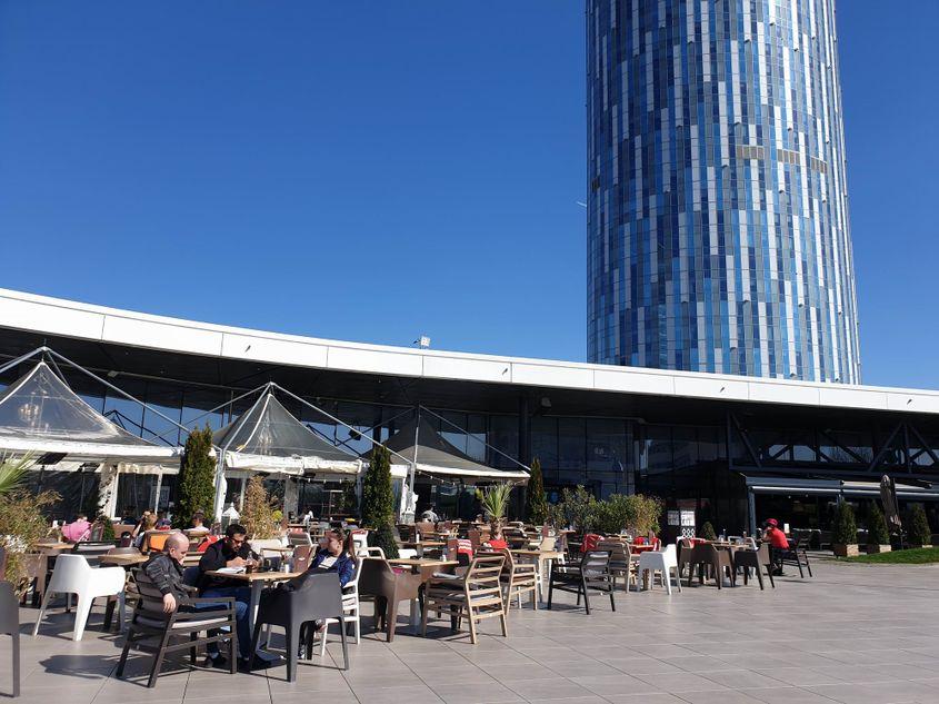 Terasele, altădată pline, de la malluri, au fost astăzi mai mult goale. Foto: Lucian Muntean