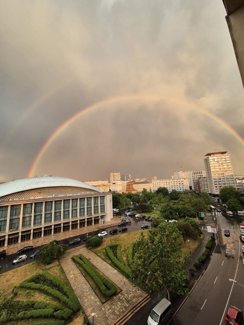 Furtună de vară la București și pe social media