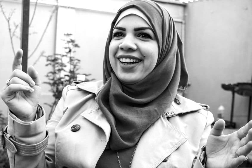 Abeer Mustafa: „Acum casa mea e aici, în România. Mă mai duc în Irak, dar stau o săptămână, două, maxim o lună. Vizitez neamurile, dar mai mult nu pot”. Foto: Lucian Muntean.