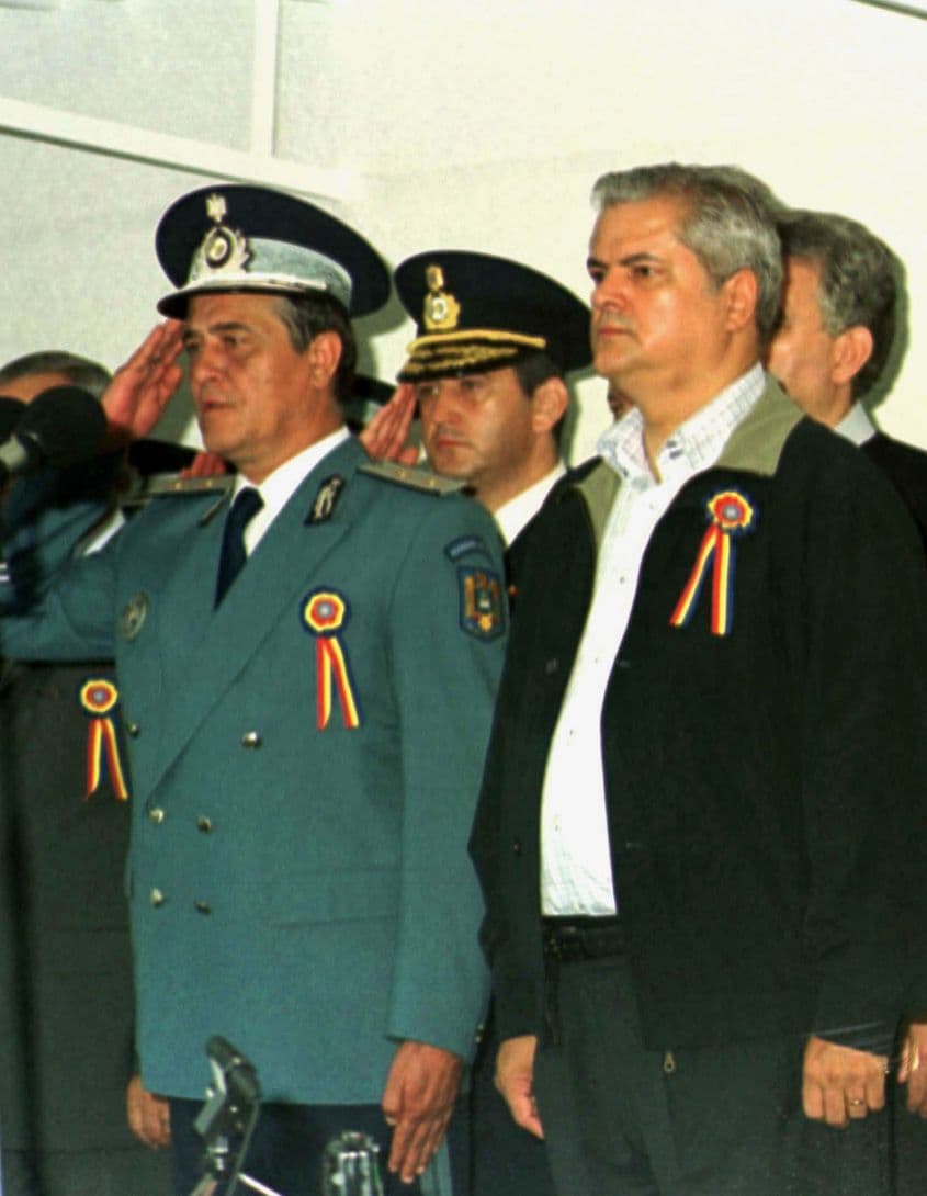Din arhive: Costică Voicu, cel mai longeviv rector al Academiei de Poliție, alături de premierul de-atunci, Adrian Năstase, la ceremonia de absolvire a promoției 2002. În plan secund, în uniformă militară, se află Gabriel Oprea, unul dintre viitorii arhitecți ai culturii plagiatului din România. FOTO: Romulus Boancă / AGERPRES