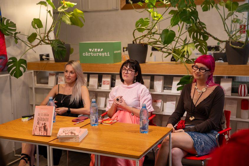 Evenimentul de lansare al cărții „De ce urâm bărbații”. În poză, de la dreapta, Laura Popa -redactor-șef PressOne-, Cristiana Todiresei - autoare și creatoare de conținut - și Sabina Teodora - creatoare de conținut. Foto: Cremona Păun