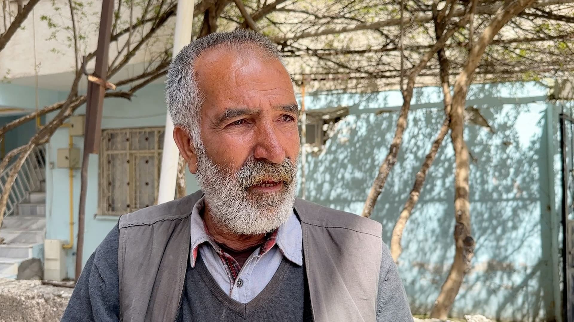 Ali, din Adiyaman, și-a pierdut fiul, nora și doi nepoți în cutremurul de pe 6 februarie 2023. Foto: Carolina Drüten