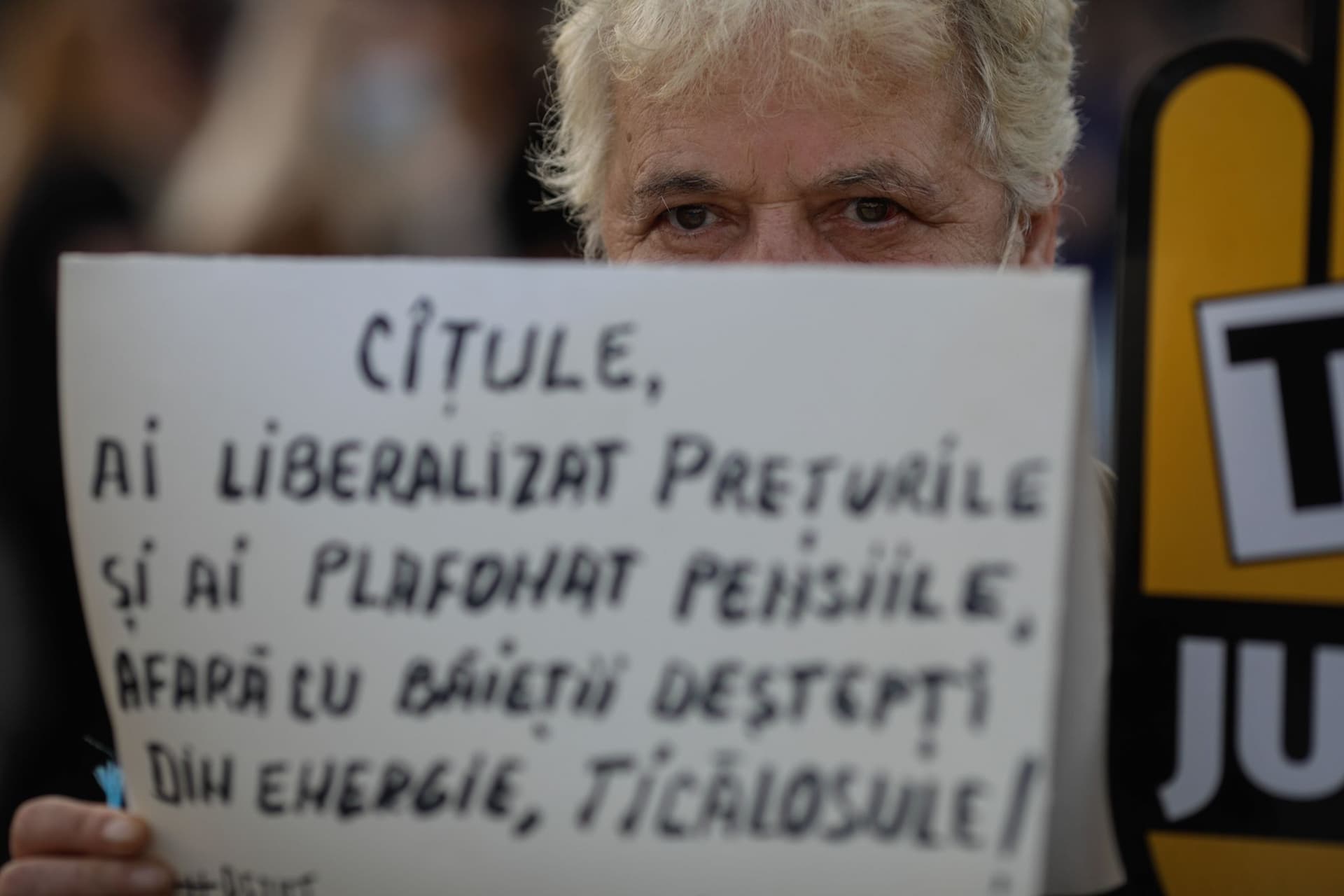 Câteva zeci de persoane participă la protestul "Apărăm justiția, Cîțu demisia!" organizat pentru a cere demisa premierului în funcție, în București, 4 septembrie 2021. Inquam Photos / George Calin