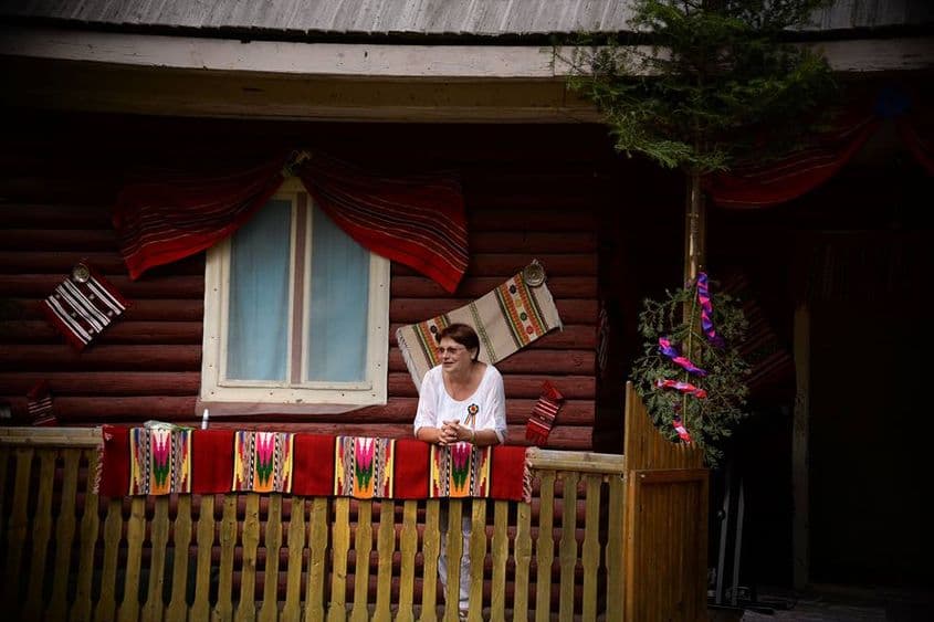 Viorica Crişan, în casa din Covasna unde locuieşte pe parcursul săpăturilor de la Cetatea Zânelor. Foto: Pagina personală de Facebook