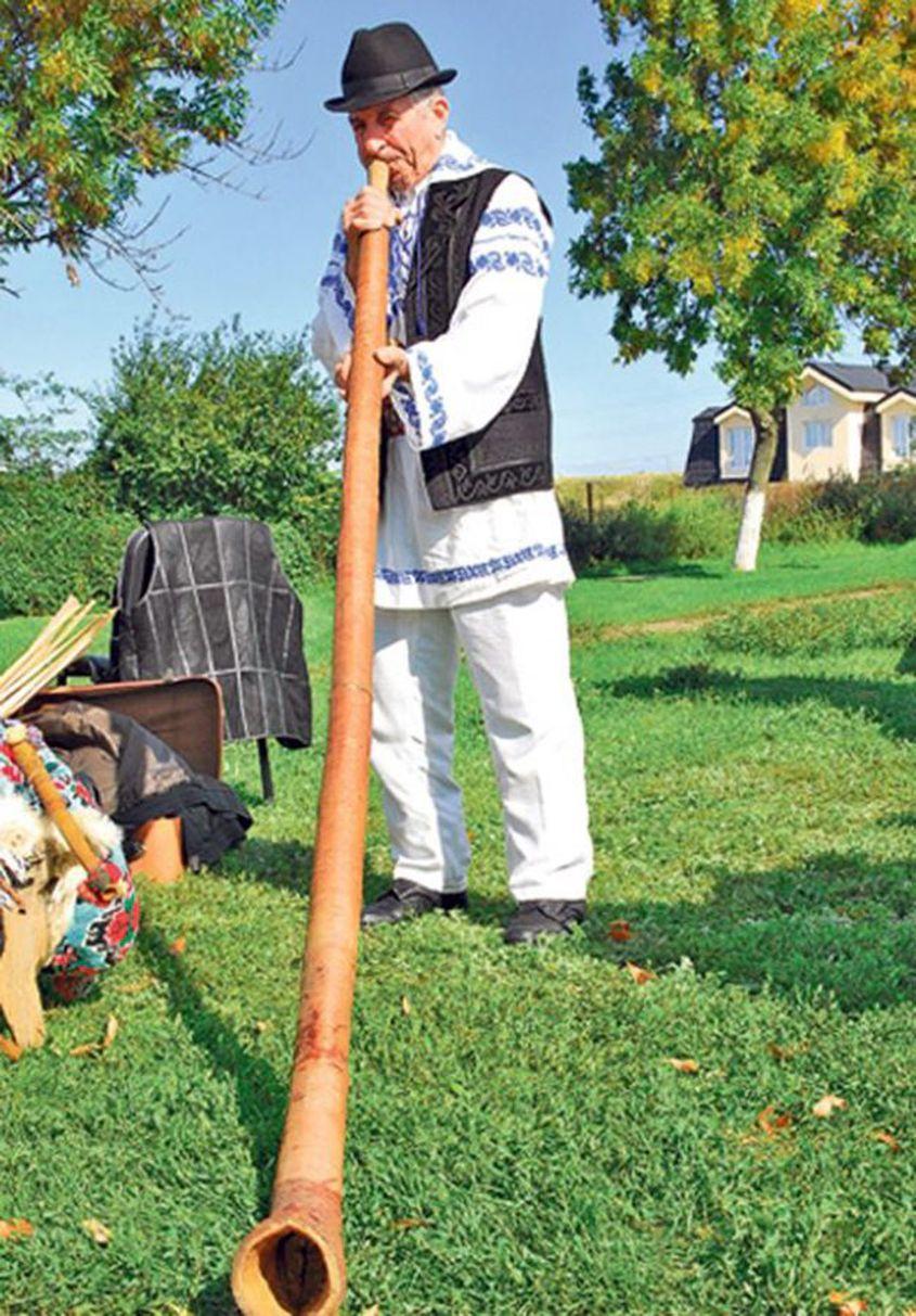 Altă imagine de arhivă, cu Mircea Micu invitat la festivalul din Valea Teghii, unde și-a pus buciumul la realizarea documentarului „Haiducii lui Gherghelaș”.