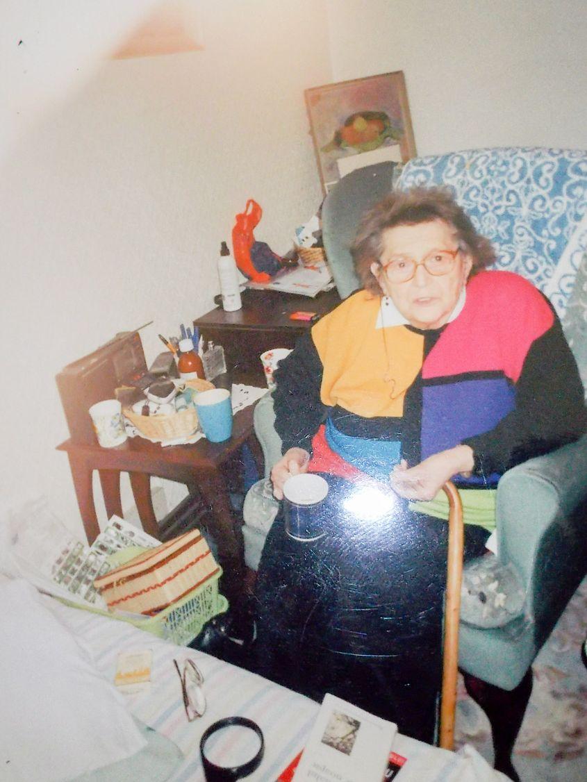 Adriana Georgescu, la bătrânețe, în Anglia. Fotografie din arhiva scriitoarei Doina Jela