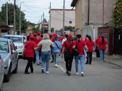 Reportaj din Voluntari. Angajatele din creșe, grădinițe și instituții publice fac „voluntariat în weekend”, la împărțit pliante pentru primarul Pandele