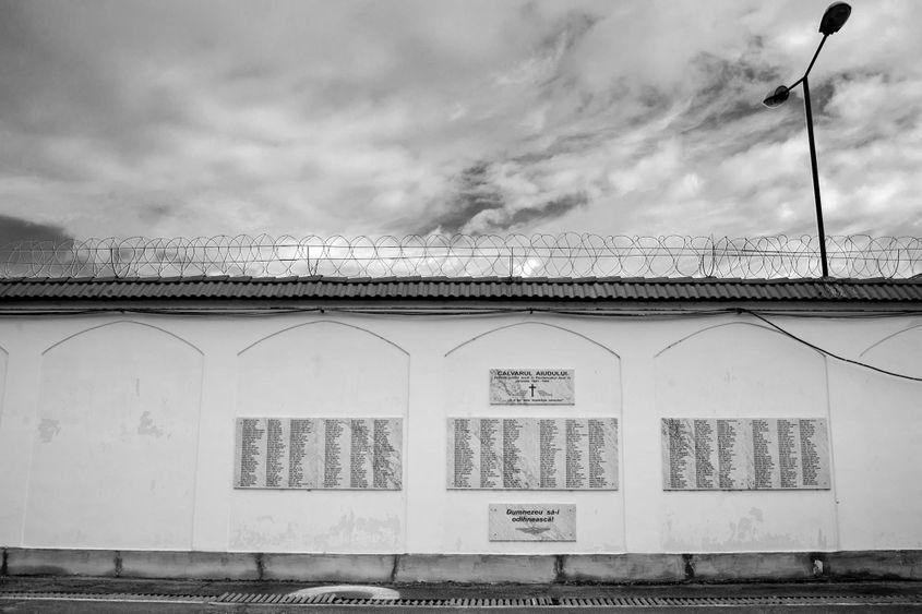 Zid interior al închisorii din Aiud, cu numele deținuților politici care și-au pierdut viața aici. Foto: Raul Ștef