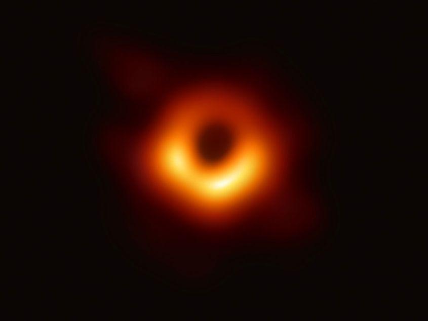 Prima imagine cu o gaură neagră ne ajută să înțelegem mai bine Universul. Foto: Event Horizon Telescope collaboration et al.