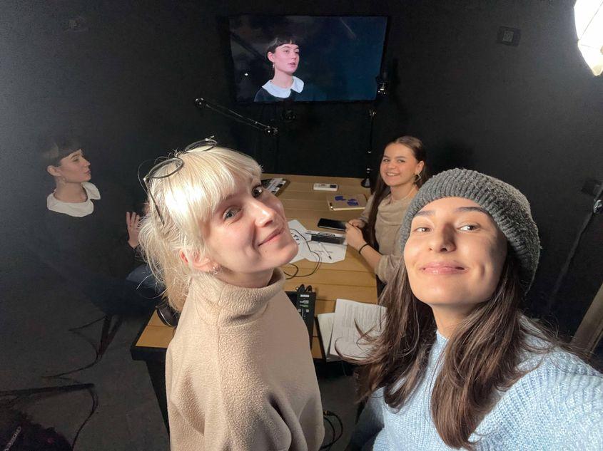 Mălina Gîndu, Luiza Popovici, Laura Popa și Lavinia Niță, în studioul de podcast al PressOne