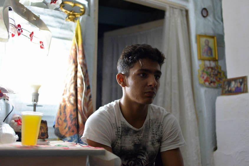 Locuința lui Alex este luminată cu lămpi. Mama lui s-a înțeles cu niște vecini să tragă un fir de curent, cu condiția să le plătească și lor factura.