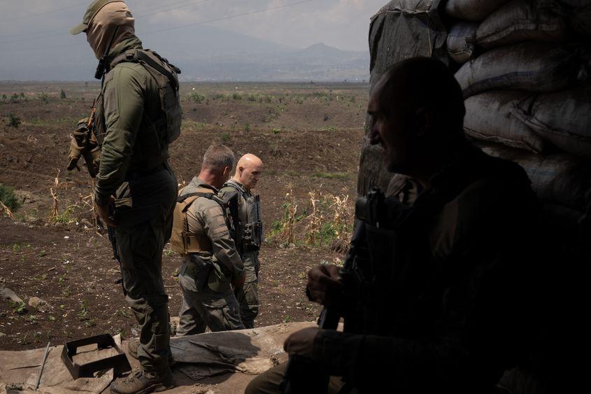 Horațiu Potra, printre soldați români și congolezi pe poziții lângă Goma, RDC, la 28 august 2024. Foto: Andreea Câmpeanu