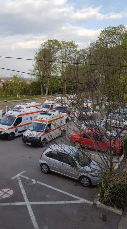 17 aprilie 2020, ziua în care parcarea secției de Boli Infecțioase din Botoșani a fost plină de ambulanțe