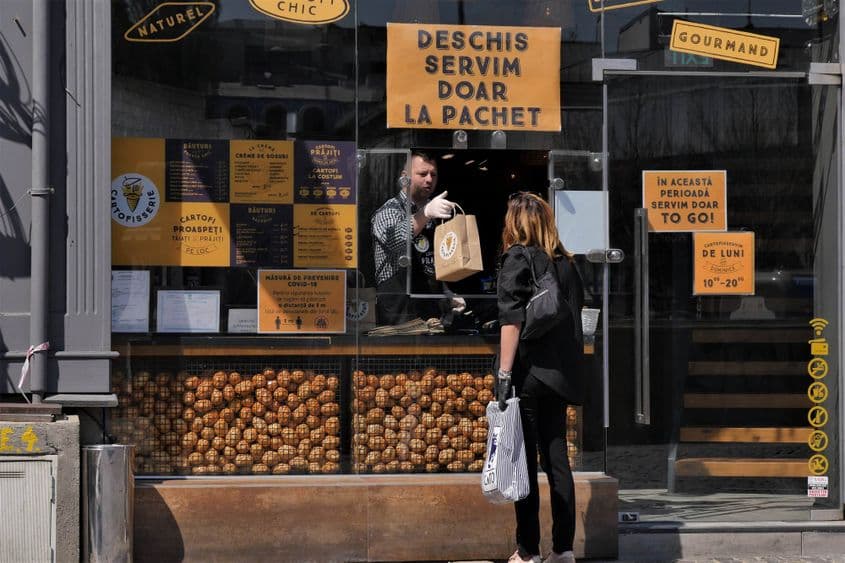 Restaurantele vând alimente în regim special în perioada stării de urgență în București, 9 aprilie 2020. Foto: Lucian Muntean