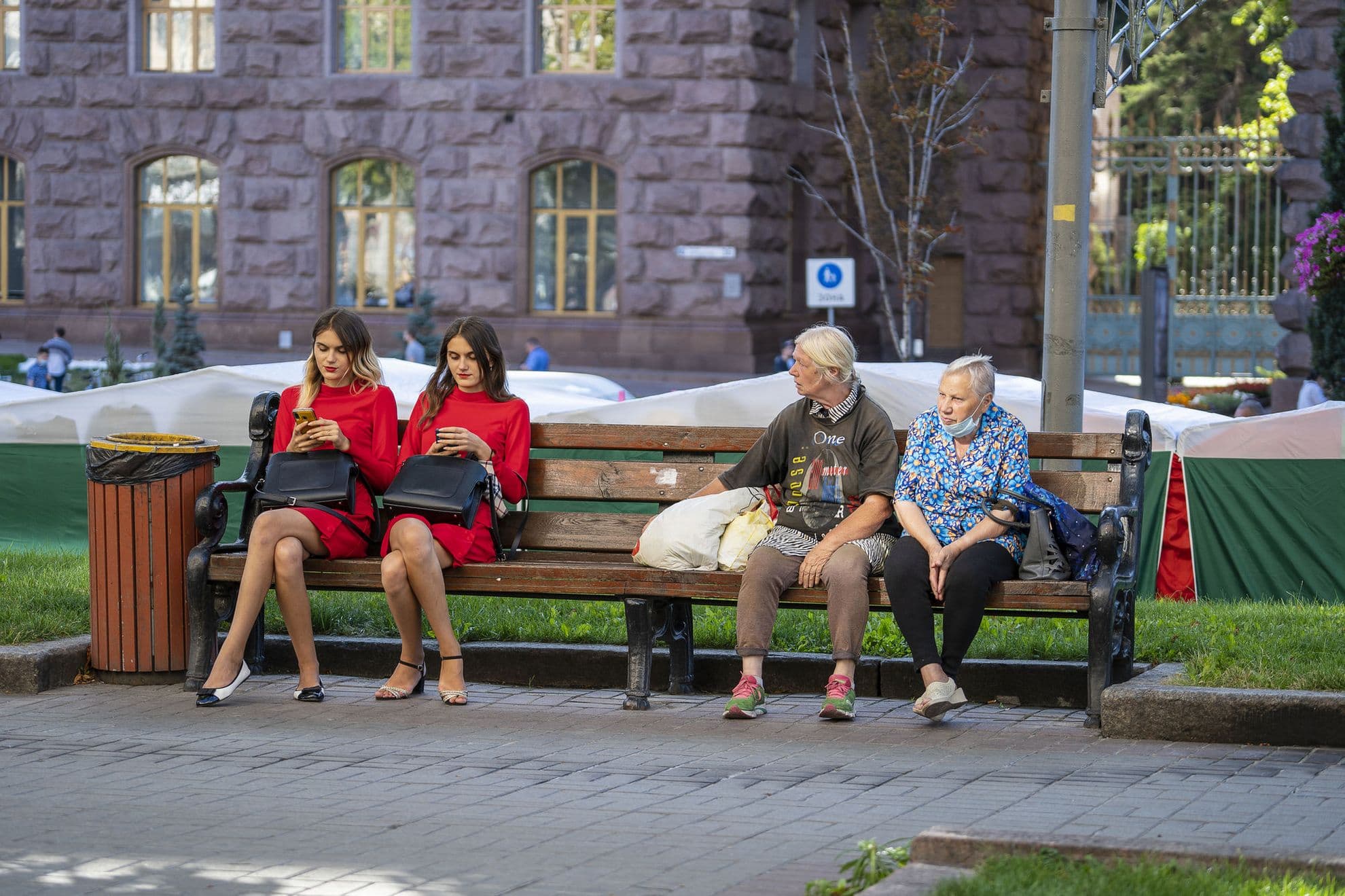 Ucrainienii încearcă să-și vadă de viața lor, în ciuda amenințării ruse. Curentul pro-european e tot mai puternic într-o țară altădată divizată în mod egal între Vest și Est. © Oleg Doroshenko | Dreamstime.com