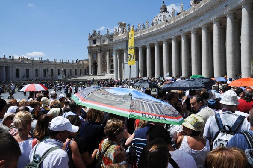 Mii de persoane așteaptă la rând chiar și câteva ore pentru a vizita Bazilica San Pietro de la Vatican.