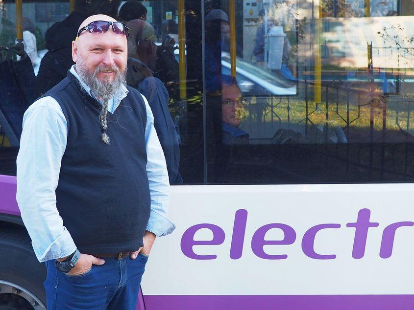 Adrian Bartoș, alături de un autobuz electric care a costat peste 600.000 de euro. Fotografii: Voicu Bojan